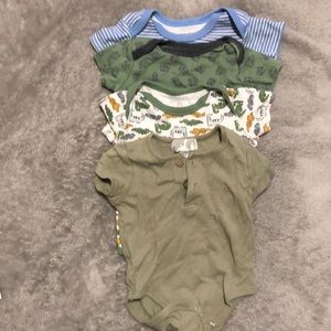 Baby shower*4 set multicolor onesies 6-9 months